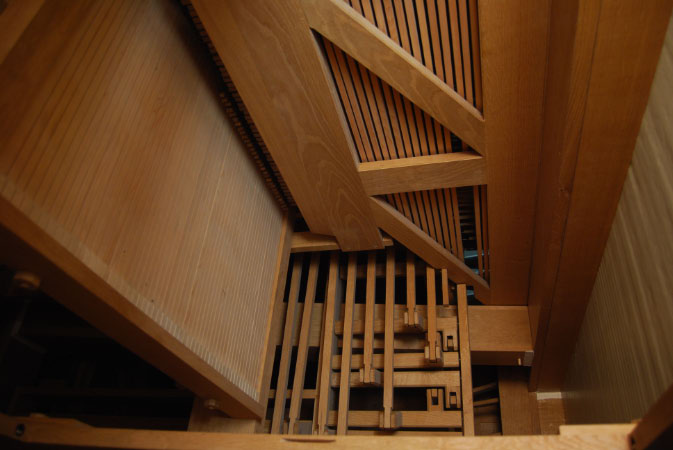 Empore: Registerverbindungen im Inneren des Orgelkastens