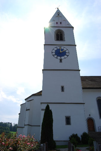 Evangelische Kirche Gachnang: Nordseite mit Turm (1493-1494) und Turmuhr (neu angefertigt 1999), August 2007